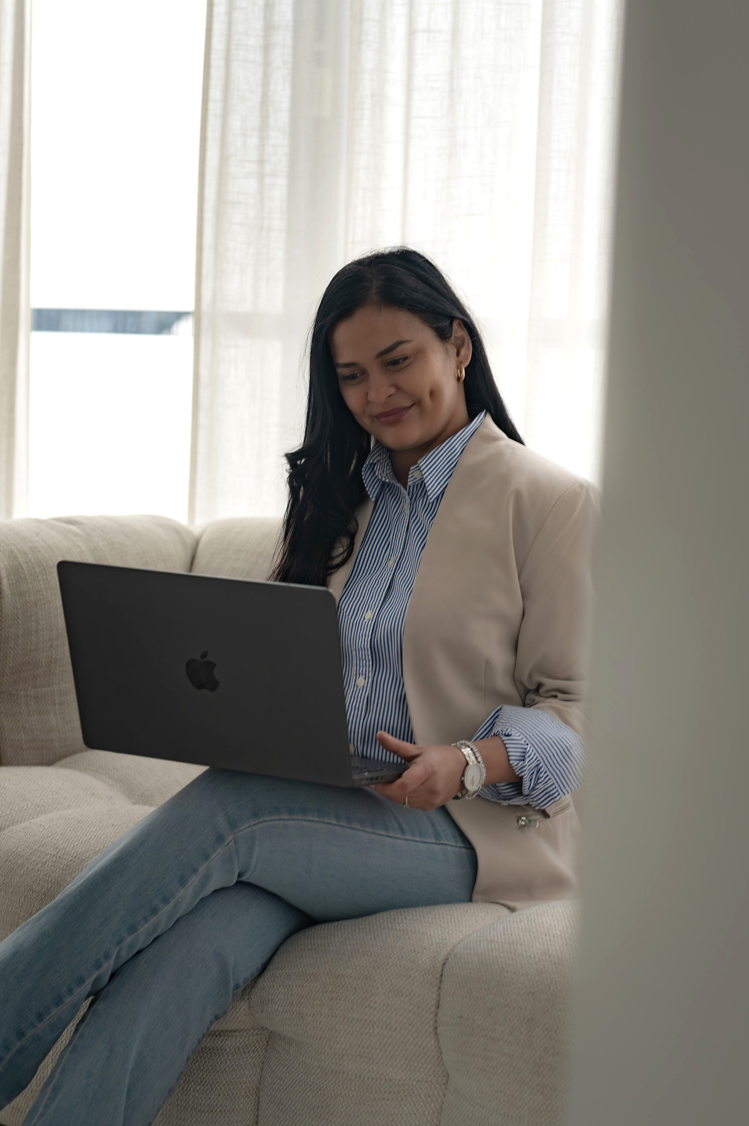 Arshana aan het werk achter haar laptop